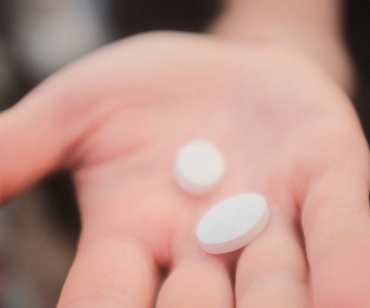 Darreichungsformen Eine Hand, die einem weiße Tabletten entgegenstreckt.