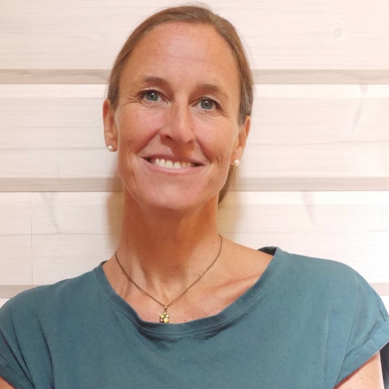 Meike Völkner, Heilpraktikerin, lächelt freundlich in die Kamera.