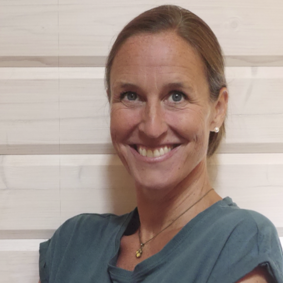 Immer lächeln! Gesicht von Meike Völkner, Heilpraktikerin und Ernährungsberaterin lächelt strahlend in die Kamera